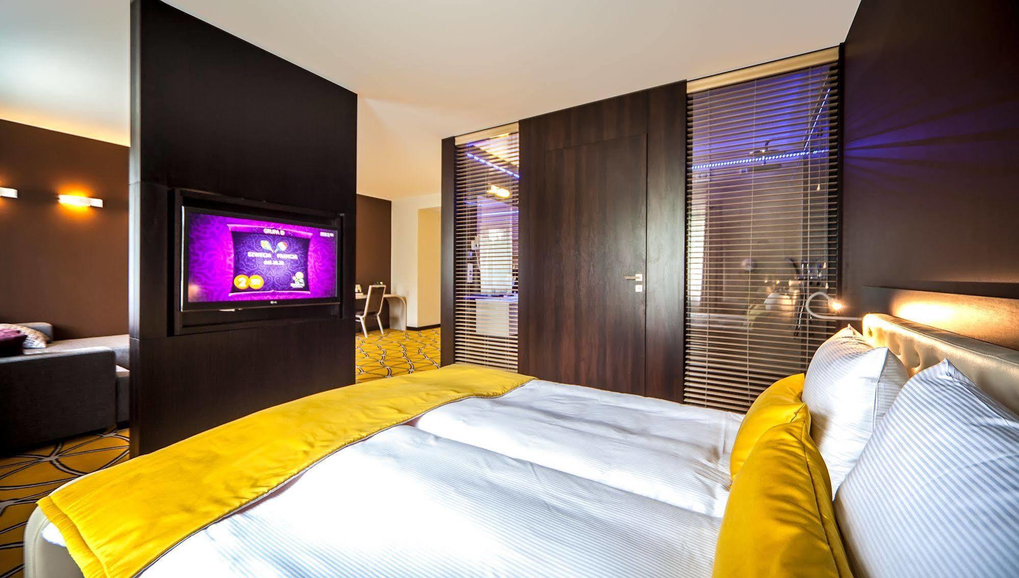 Hotel Eclipse Domasław Dış mekan fotoğraf